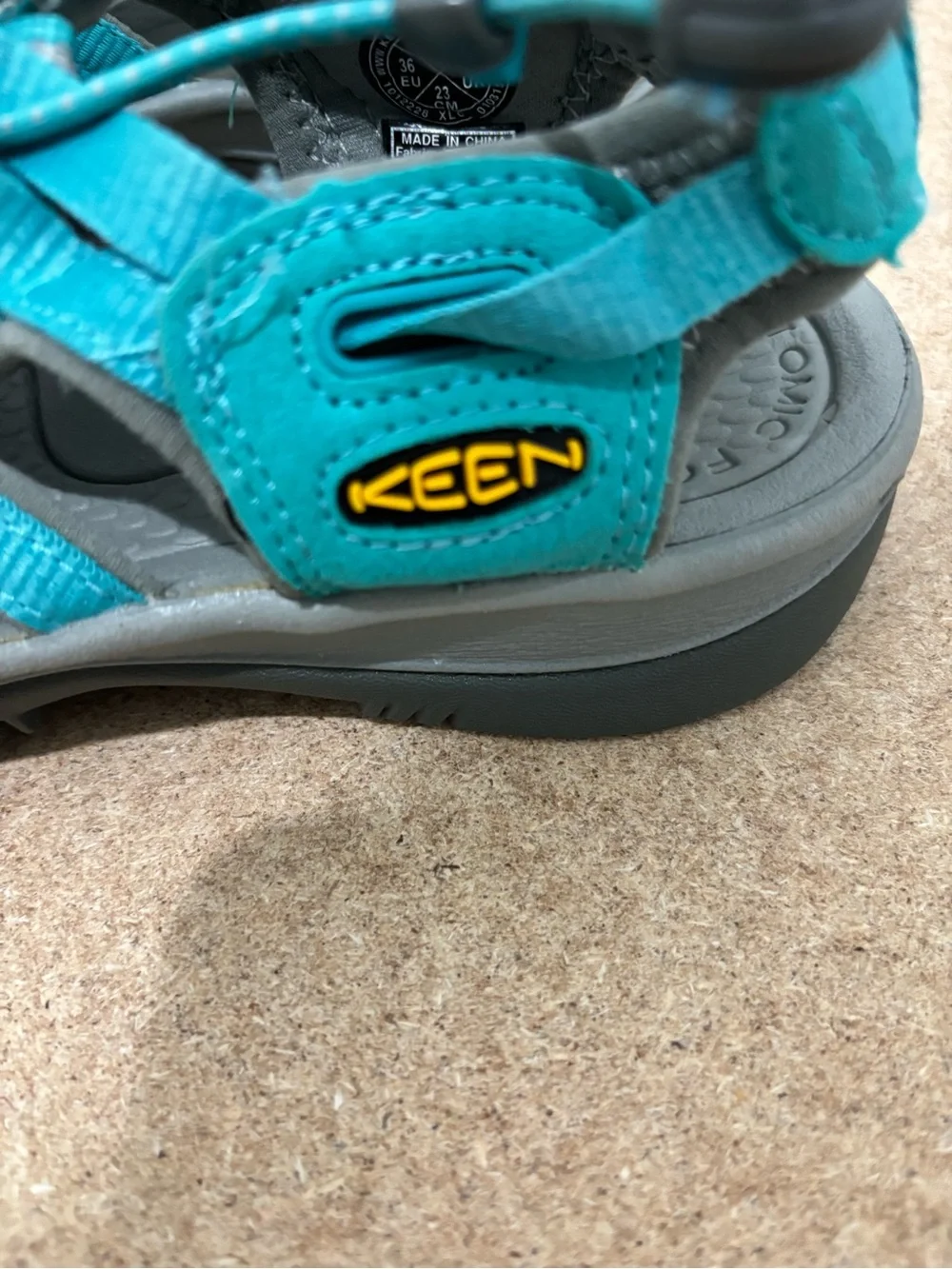 KEEN Whisper Waterproof Hiking Sandals Women’s Size 6 Teal Gray Closed Toe
